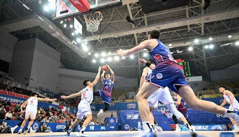 2025足球世俱杯-四川男篮全队发挥出色，稳操胜券获胜